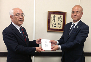 九州ルーテル学院院長への目録贈呈